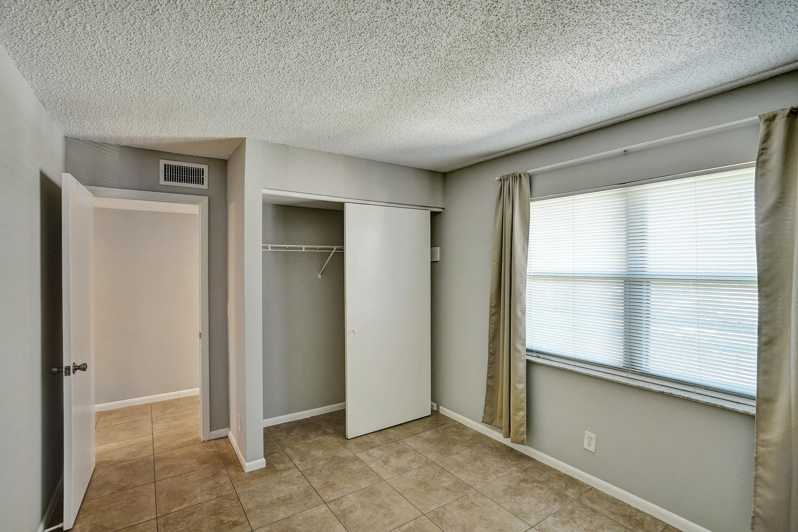DELRAY OAKS CONDO - Residential Lease