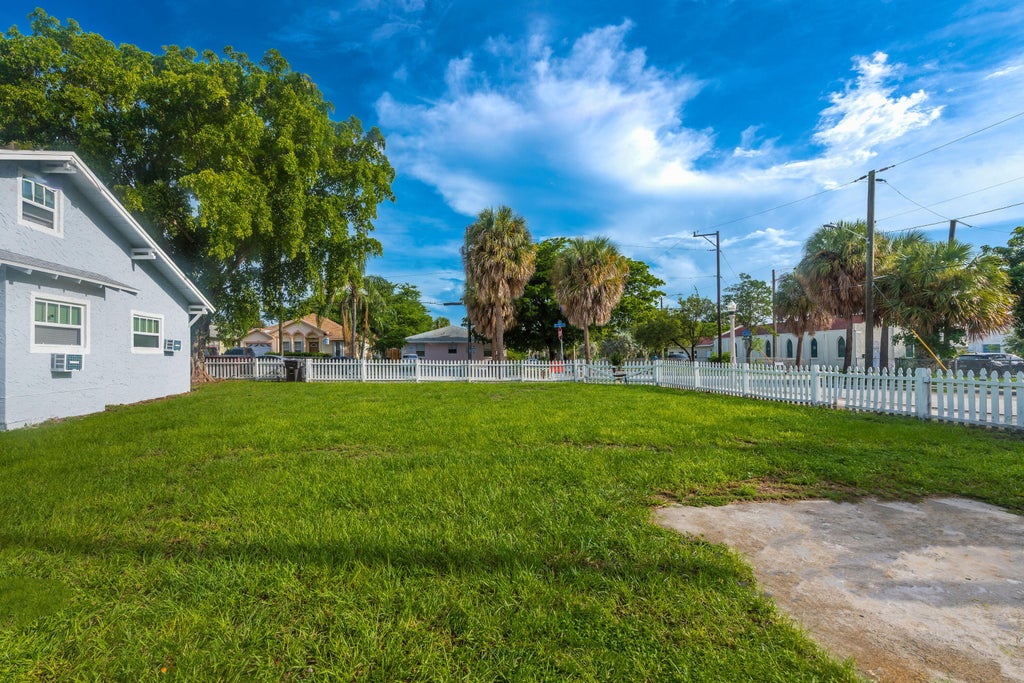Photo of 515 N SAPODILLA Avenue #5, West Palm Beach, FL 33401 (MLS # B26077592)