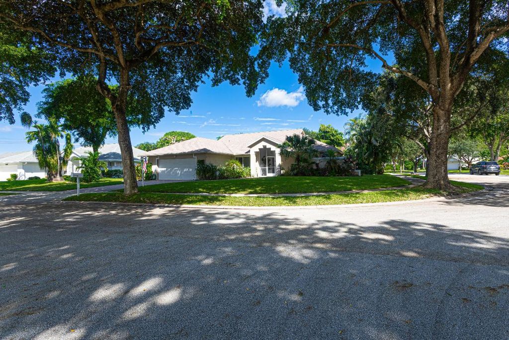 Photo of 2477 Par Circle, Delray Beach, FL 33445 (MLS # R11143809)