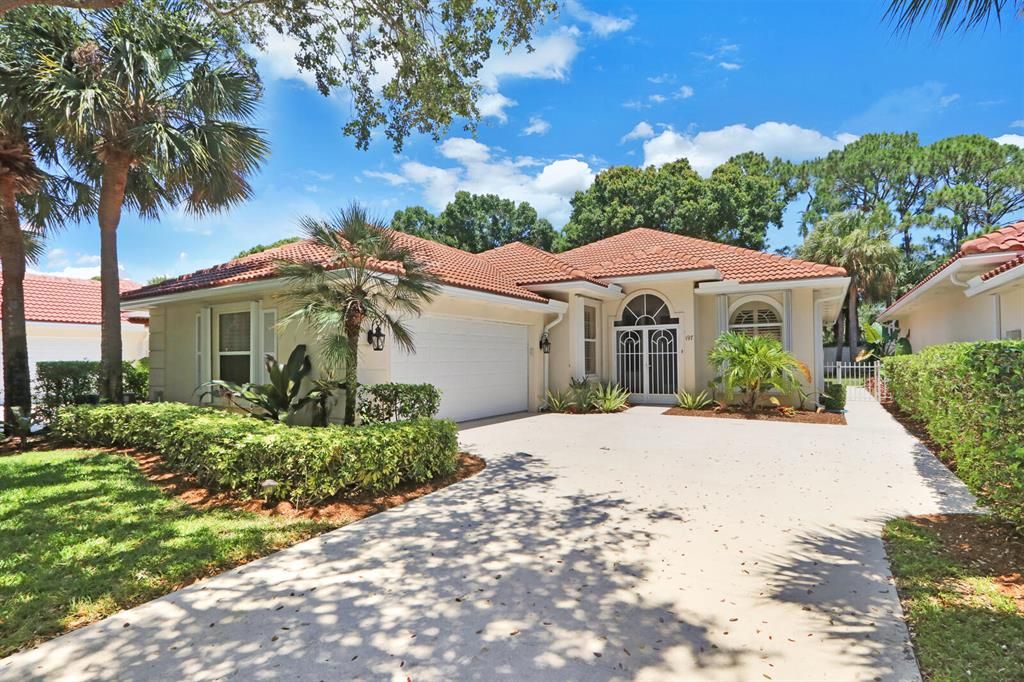 Photo of 197 E Tall Oaks Circle, Palm Beach Gardens, FL 33410 (MLS # R10721194)