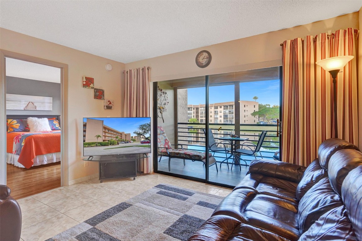 Sunrise Lakes ph 4 - Residential