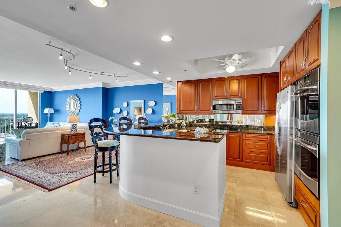 821 N Riverside Drive PH2