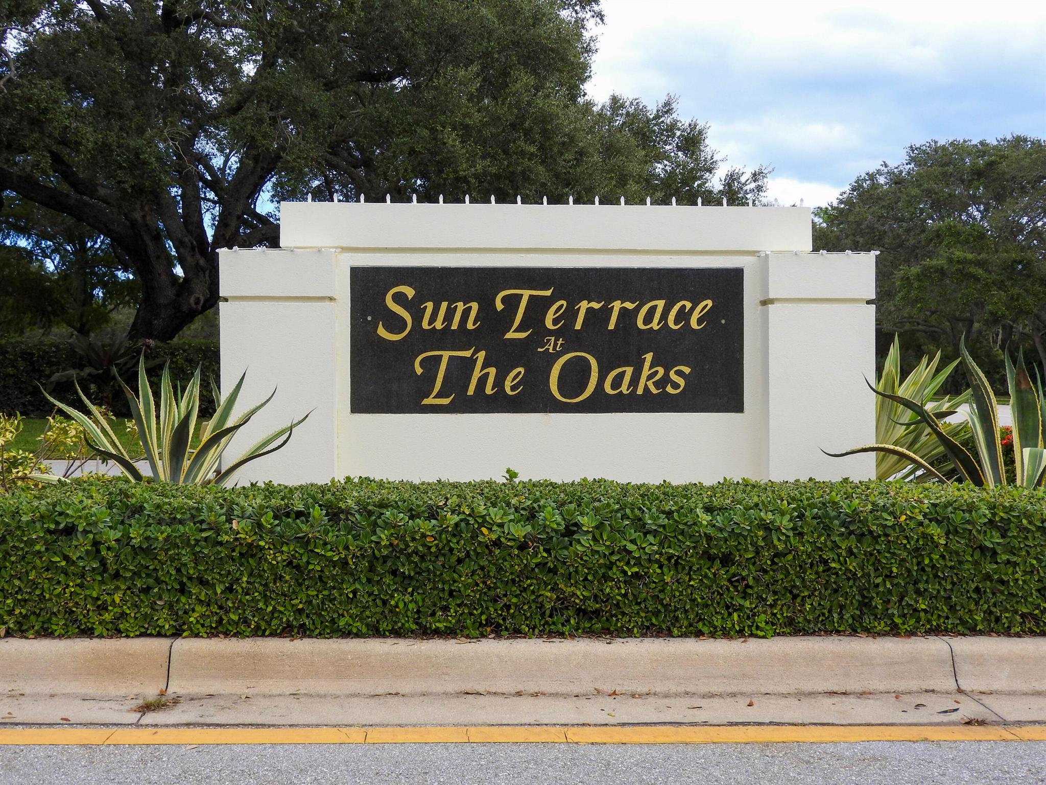 6 month min. Furnished seasonal rental. Highly sought after villa in Sun Terrace at the Oaks in the heart of Palm Beach Gardens. 2/2 with large screened lanai(23x23) and an awesome split plan with 2 master suites. Super close walk to the community pool & spa and sidewalks throughout community and beautiful lakes. 2 parking spots. Porcelain tile in whole home. Enjoy stainless steel appliances and breakfast bar, decorative tile backsplash, and double stainless steel sink. Have a BBQ on the large screened lanai with a nice large covered area. Fantastic location only minutes from Whole Foods, Trader Joe's, Publix, Library, local theaters, Downtown at The Gardens & the mall, Gardens Medical Center, countless restaurants and shopping and some of the most beautiful beaches in south Florida