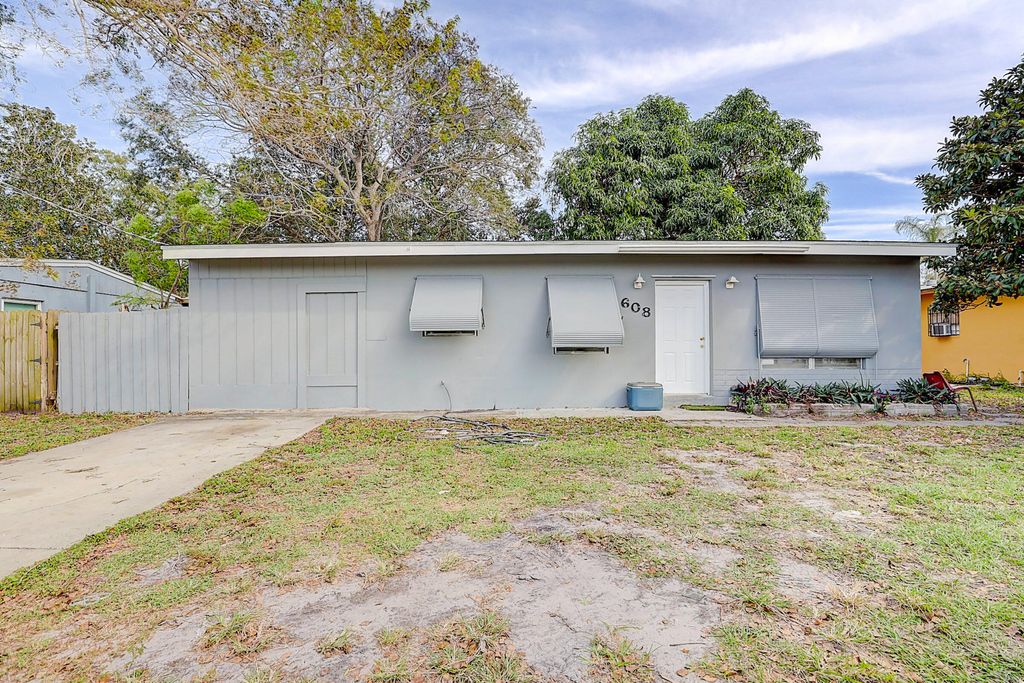 Photo of 608 S 25th Street, Fort Pierce, FL 34947 (MLS # R10846816)