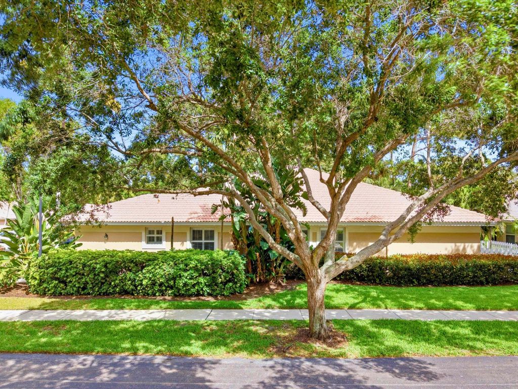Photo of 2568 N Coral Trace Circle N, Delray Beach, FL 33445 (MLS # B26011951)