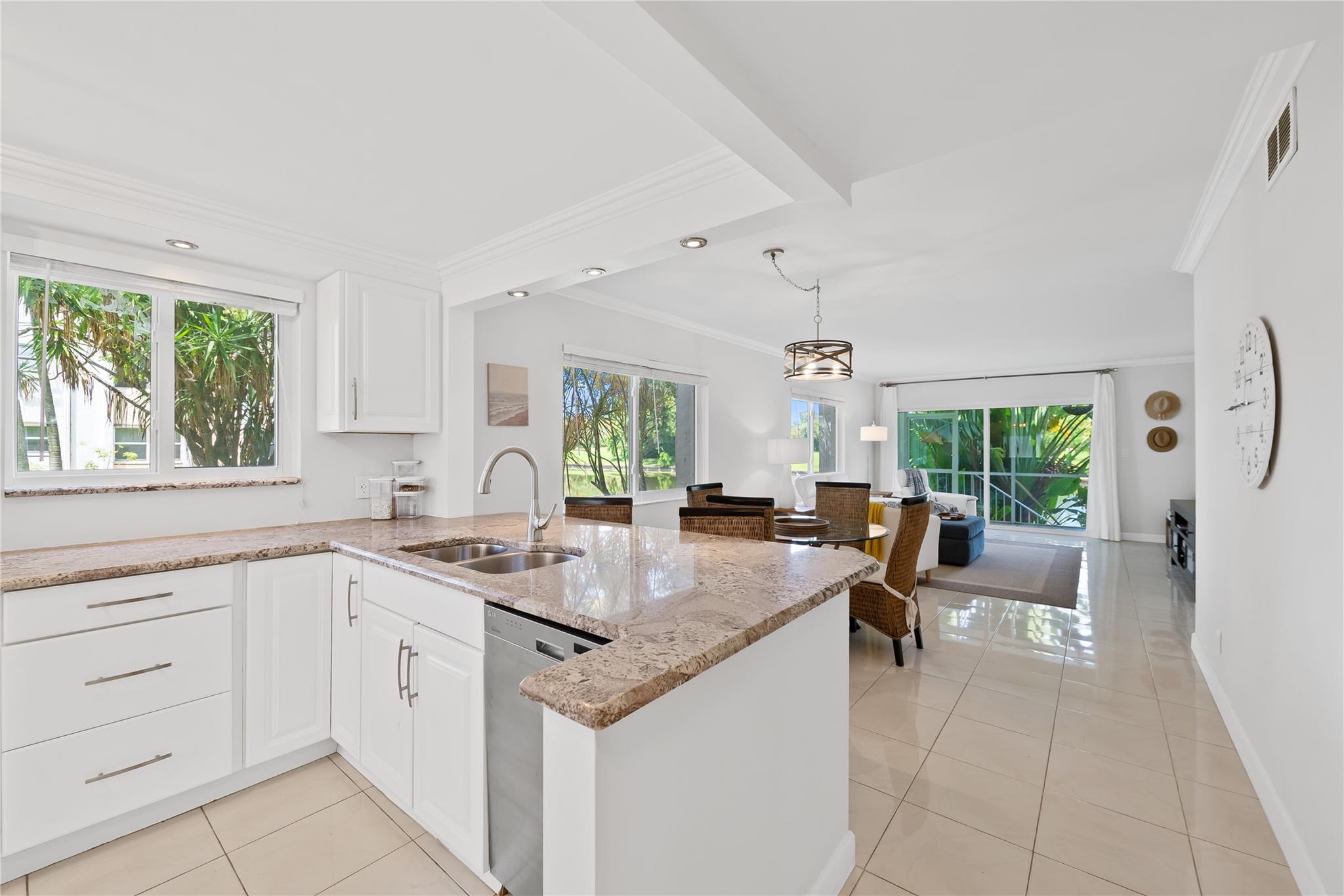 3581 Inverrary Dr 104