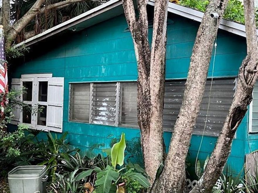 ATTENTION Developers , Investors & Home builders GREAT property in the heart of Hollywood. Sold for land value - As per owner: This parcel is zoned RS3 ,DOUBLE LOT SIZE .DIVIDE PARCEL     BUILD TWO GREAT HOMES  on almost 1/4 each (10250 sft).   (20500) sft lot size or build GIANT dream home up to two stories 8000 sft. Do your own due diligence   ! Cul-de-sac. Great park just 3 doors down in a quiet neighborhood. Walking distance to historic downtown Hollywood, to Hollywood-Young-Circle. Only 10 minutes drive to the beach. This property is being sold as a TEAR DOWN.