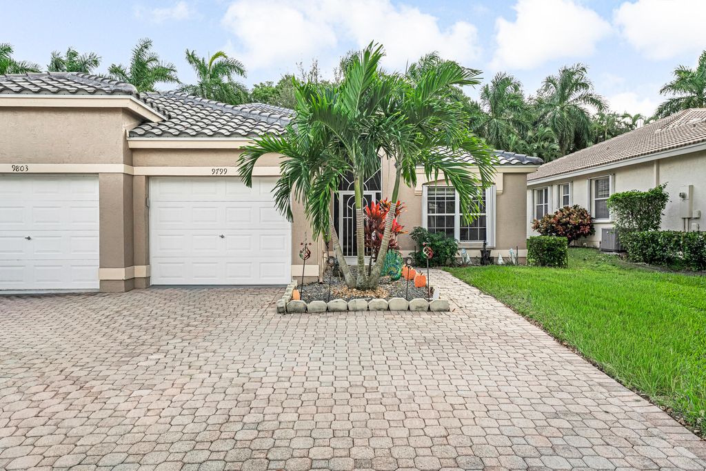 Photo of 9799 Crescent View Drive S, Boynton Beach, FL 33437 (MLS # R11138386)