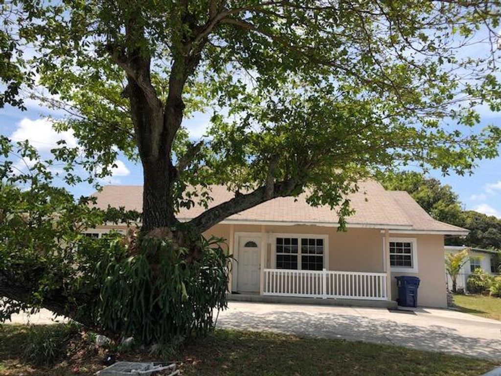 Photo of 1002 W Hawie Street, Jupiter, FL 33458 (MLS # R10889075)