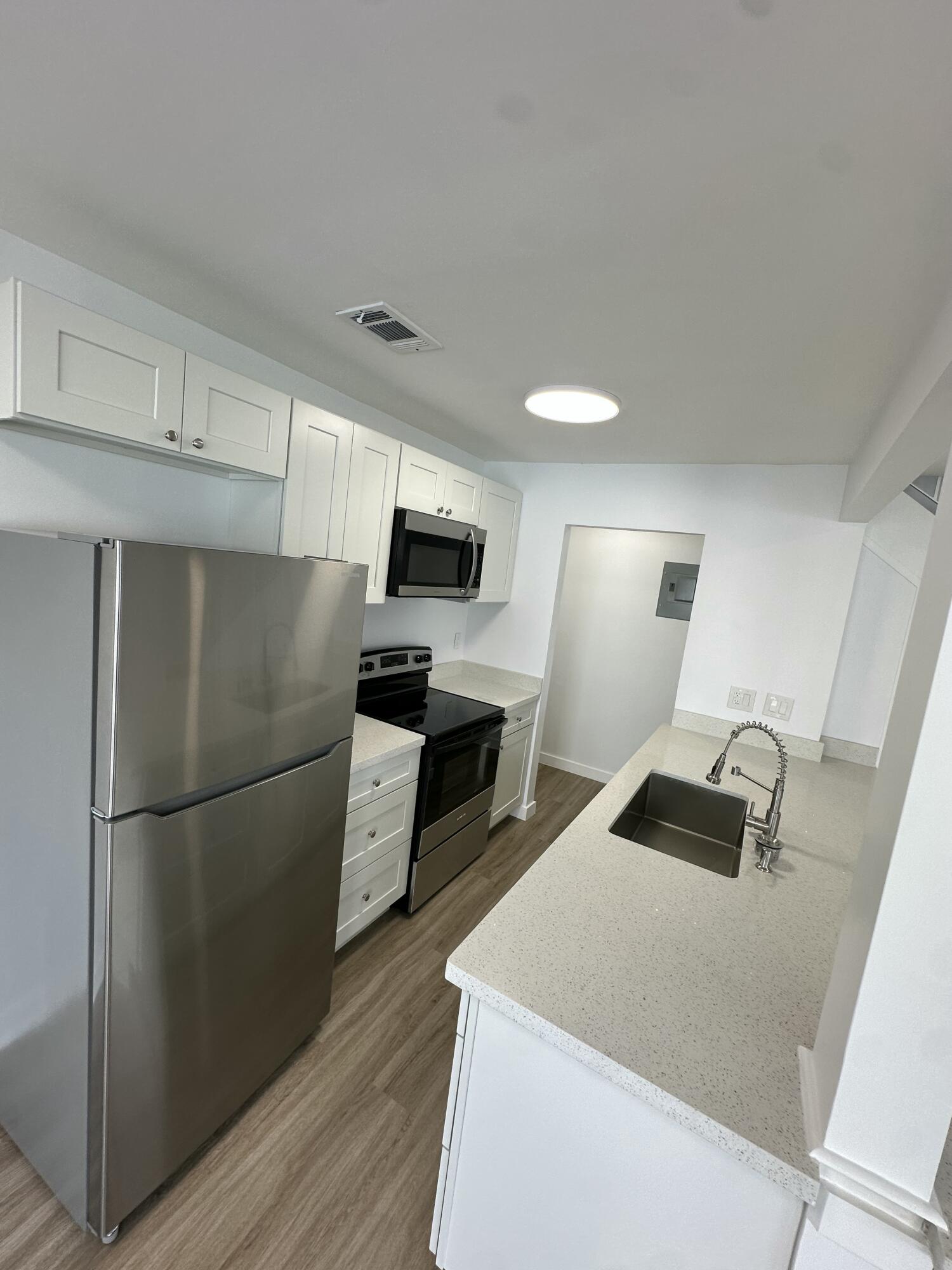 TIFFANY LAKE PHASE I COND - Residential Lease