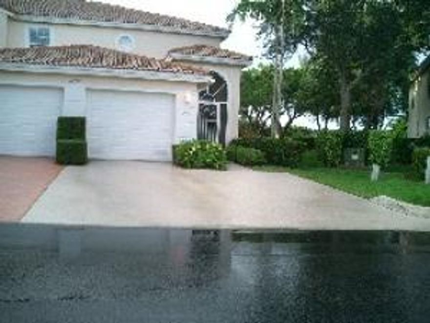 BEAUTIFUL COACH HOME WITH PRIVATE ELEVATOR.LIGHT,BRIGHT WITH GORGEOUS PICTURE/PRIVATE/GARDEN&GOLF/LAKEVIEW,PLEXI-GLASS ENCLOSE BALCONY,UPGRADED KITCHEN/WITH/GRANITECOUNTERTOPS,STAINLES STEAL REF,STOVE,MICRO,ALL LOVELY LIGHT FIXTURES REMAIN,ALL TILED THRU-OUT.MANY EXTRAS,THIS HOME IS MOVE IN READY,A MUST SEE.SHOWS LIKE A MODEL. ONE TIME CAPITAL CONTRIBUTION AT CLOSING.