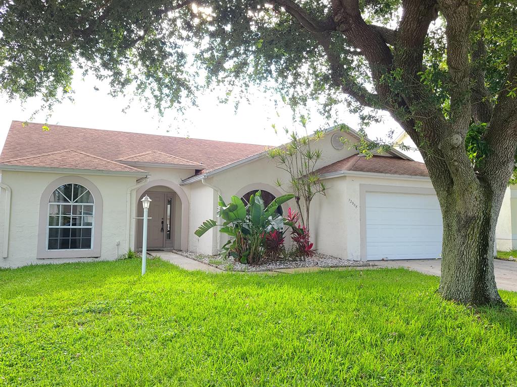 This three bedrooms two bathroom single family home is located in a gated community, close to the equestrian venues, dog park, shops restaurants. The community of Meadowland Cove features a community pool, a club house and a children's play area. Please do not hesitated to contact us should you have any special request.