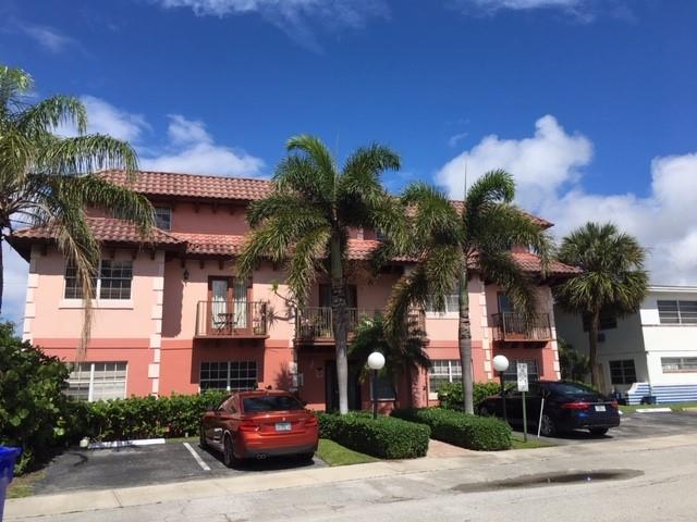 Large efficiency with full size kitchen in Lauderdale by the Sea. Available on a yearly lease only. Walking distance to the supermarket, drugstore and restaurants. Only 4 blocks to the beach. All floors are tiled. Walk-in closet. Breakfast bar, central air & heat. Small pet ok. Quick approval. Hurricane Impact window. CLICK SHOWING TIME FOR INSTRUCTIONS.
