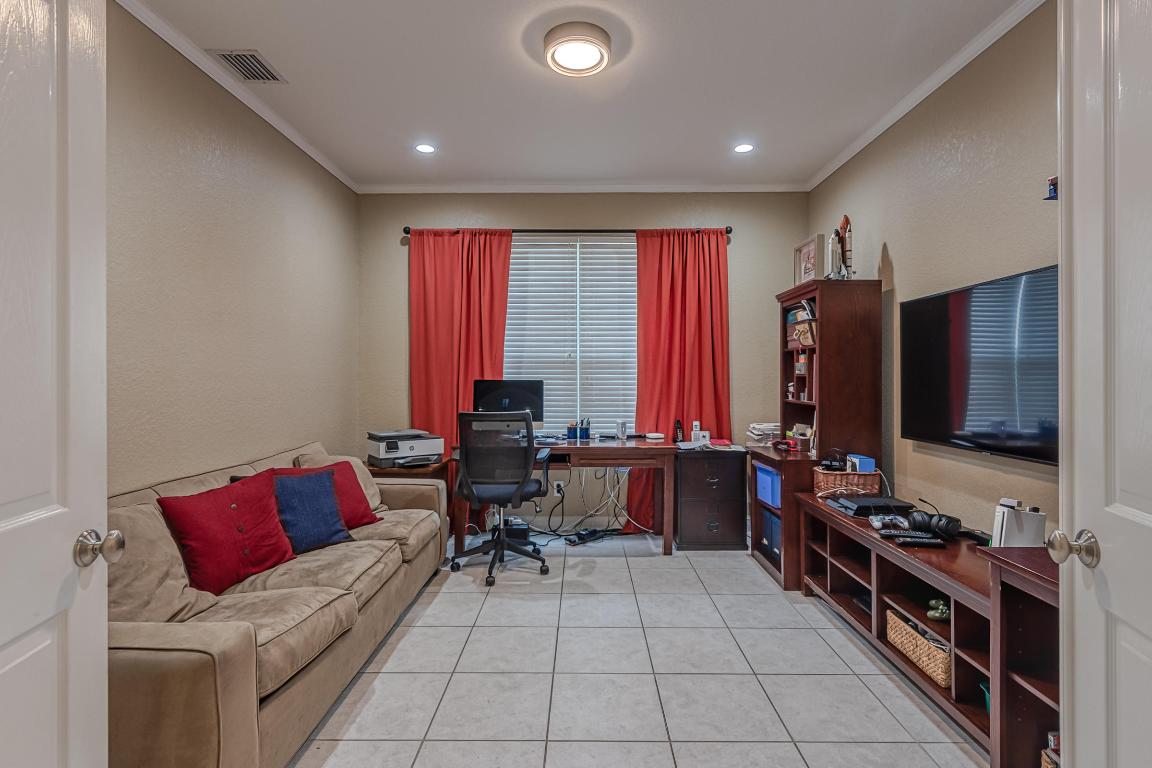 SATURNIA - Residential Lease