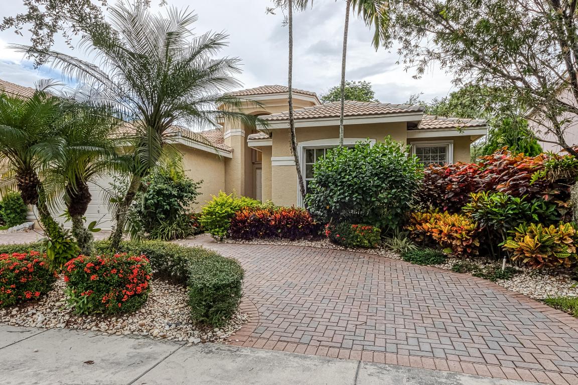 SATURNIA - Residential Lease