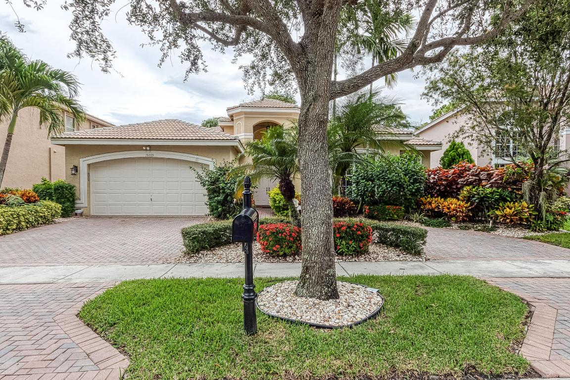 SATURNIA - Residential Lease