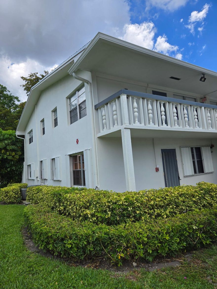 FIRST floor , CORNER unit waiting for the new owner. Newer AC . Excellent location . Handy man specials!!! Motivated Seller.Building has a new roof. This is 55 + community