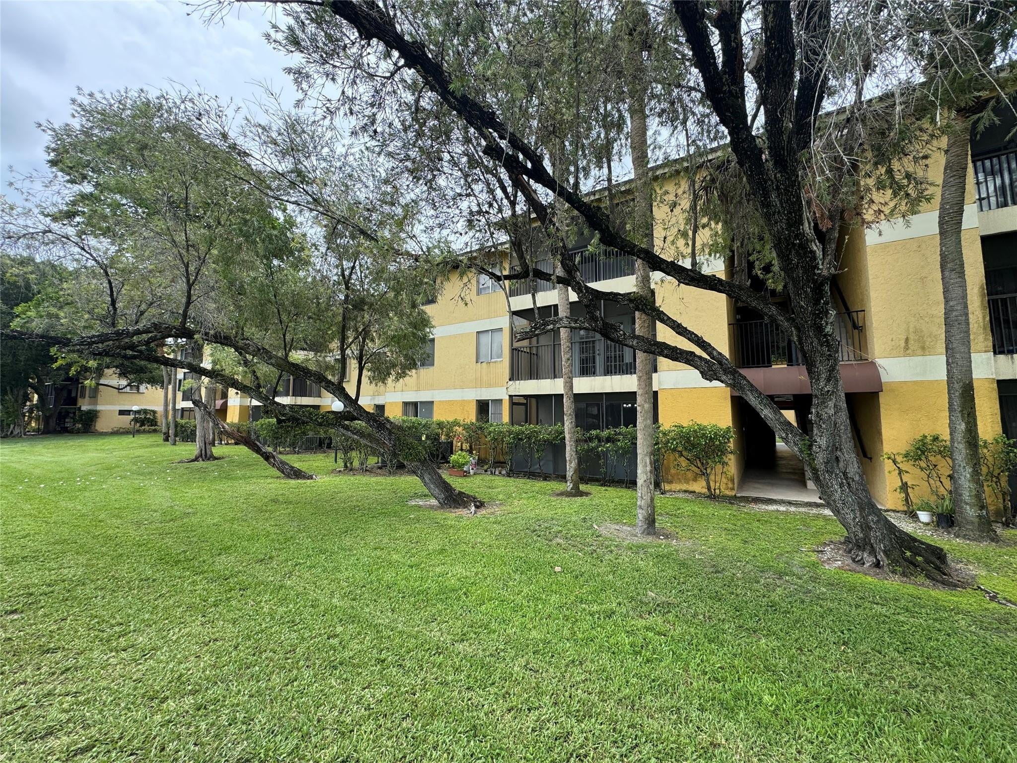 View photos, virtual tours, details... 3013 N Oakland Forest Drive 106