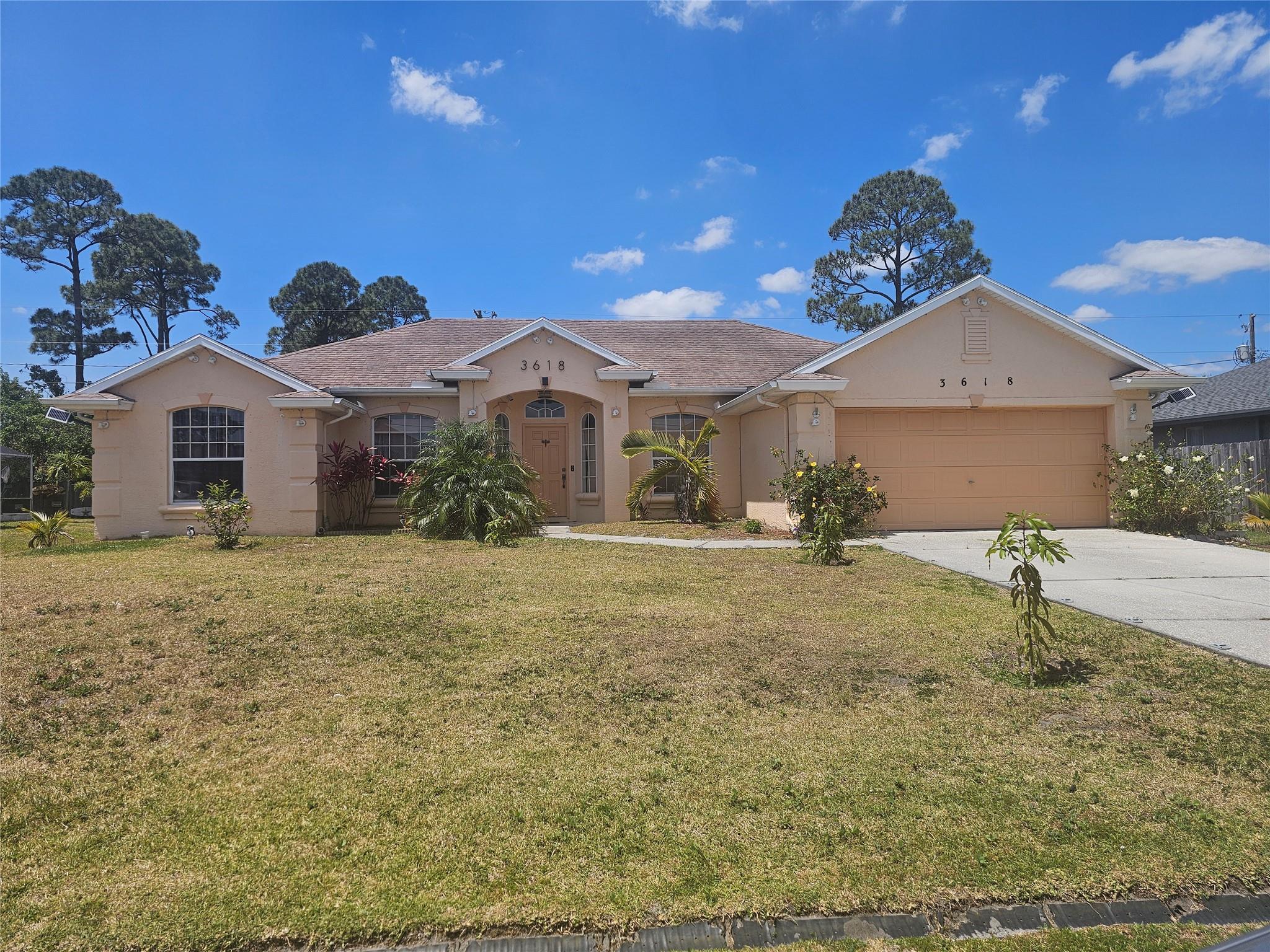 VERY NICE BEAUTIFUL LARGE HOUSE WITH 4 BEDROOMS AND 3 BATHS IN Port Saint Lucie.
