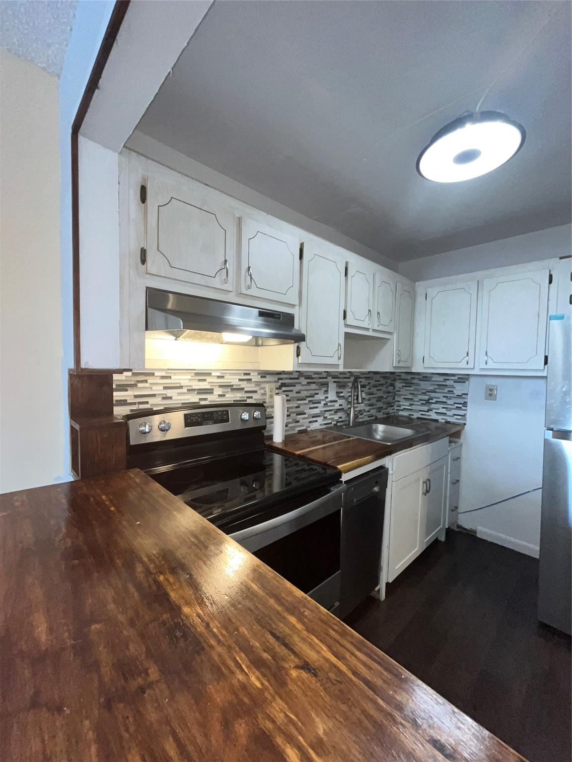 Let me tell you why Sunrise Lakes Phase 3 is a smart choice for buyers looking for comfort, value, and a peaceful lifestyle:
Well-maintained 55+ community, neighborhood is calm, organized, and ideal for enjoying life with pools, a fitness center, tennis courts, clubhouse, theater, billiards, and even free shuttle transportation. Just minutes from Sawgrass Mills Mall, restaurants, and major highways like I-75 and the Sawgrass Expressway. Everything is within easy reach. Low maintenance fees include water, cable, internet, building insurance, and exterior maintenance. This is a first-floor unit: means no stairs, no waiting for elevators, and easy access in and out, especially if you're carrying groceries or have limited mobility. It's simply more practical and convenient,