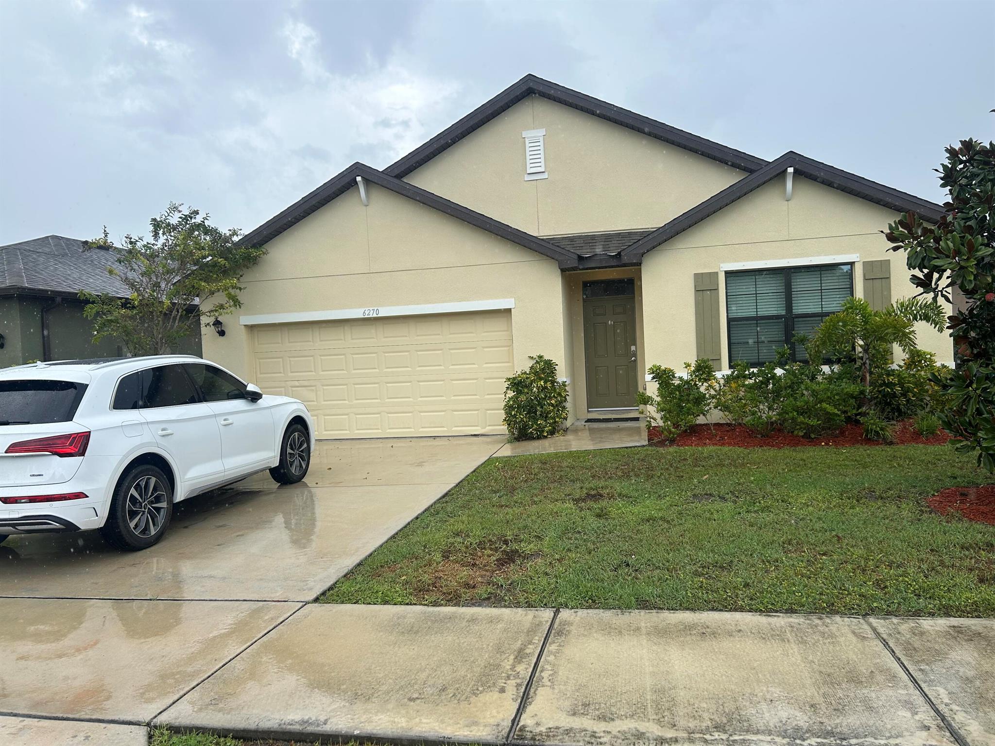 YOU'LL WILL LOVE THIS BEAUTIFUL BUILT 4/2 EXTENDED CALI MODEL WITH ALL IT HAS TO OFFER. STAINLESS APPLIANCES, GRANITE COUNTERTOPS, TILE THROUGHOUT, FRESHLY PAINTED AND NEW VINYL FLOORING IN ALL THE BEDROOMS. ENJOY YOUR MORNINGS SIPPING COFFEE WITH A BEAUTIFUL VEIW OF THE LAKE. CLOSE TO SHOPPING AND HIGHWAYS. A MUST SEE!