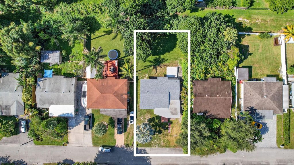 Photo of 4631 SW 54th Ter, Davie, FL 33314 (MLS # F10537379)