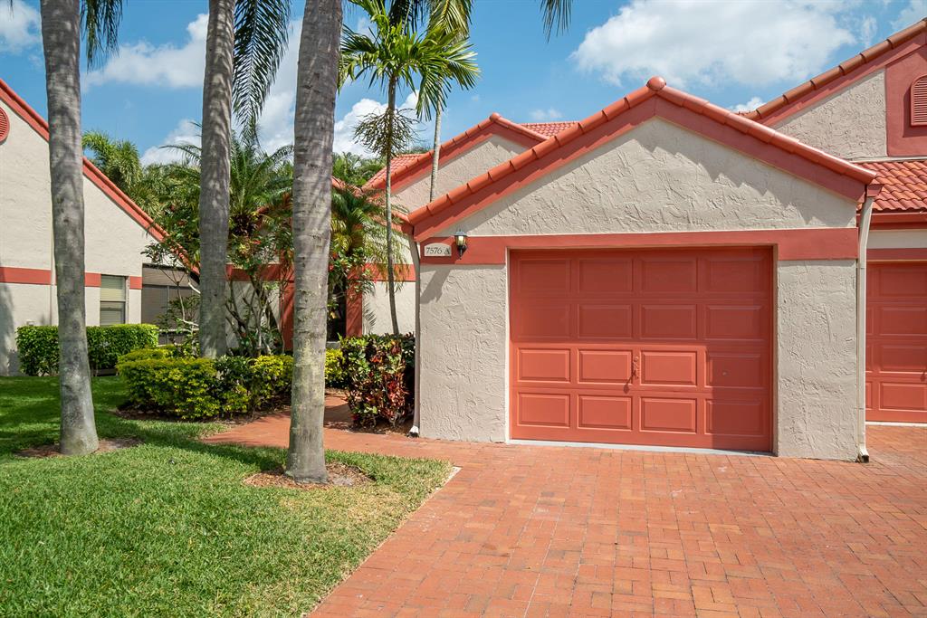Beautifully updated Large 2 bedroom, 2 bath Villa w/Den in the fabulous Lexington Club in Delray Beach! This home features an updated kitchen and bathrooms. New Stainless Steal Appliances. Enjoy the Florida lifestyle in this down-to-earth active 55+ community -- enjoy shows, cards, Mah Jongg; go to the parties planned by the Baby Boomers Club, Social, Snowbirds, & Ladies Clubs. Enjoy the Book club, Socrates Cafe, Timely Topics and so much more!.
