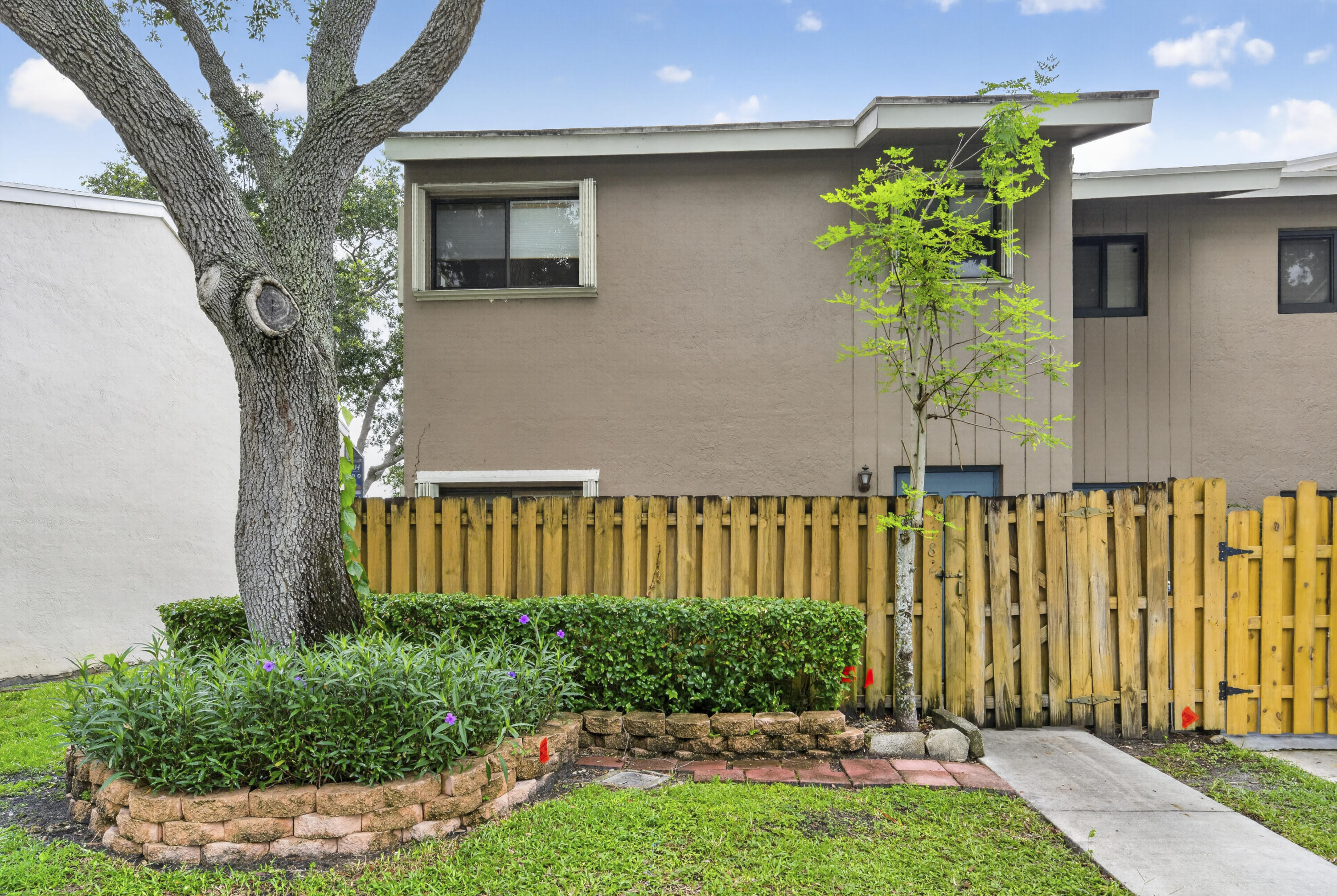 5182 S University Drive, Davie, FL, 33328/$465,900 2 5182 S University Drive
