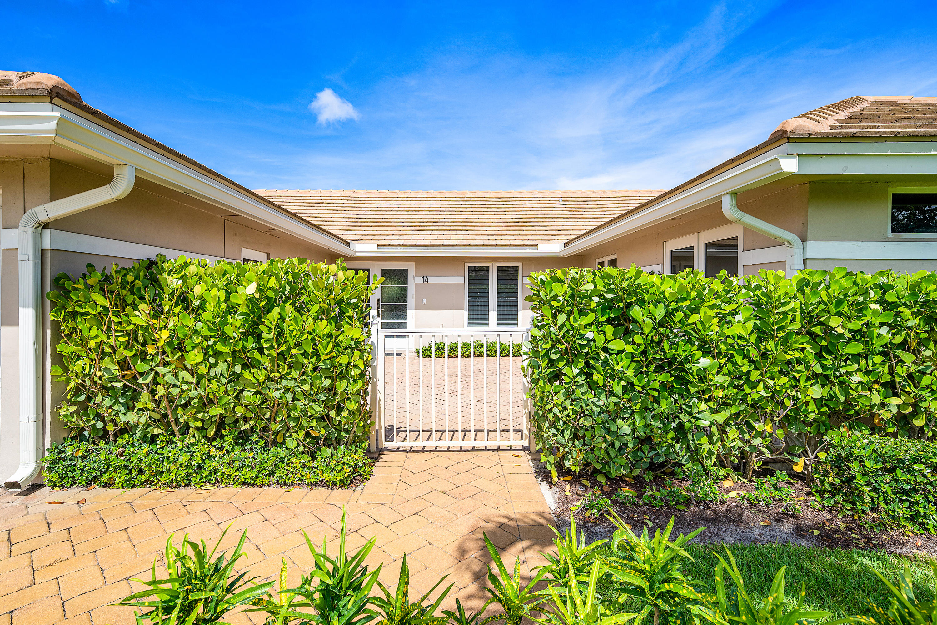 11609 N Lake Drive 14 Garden