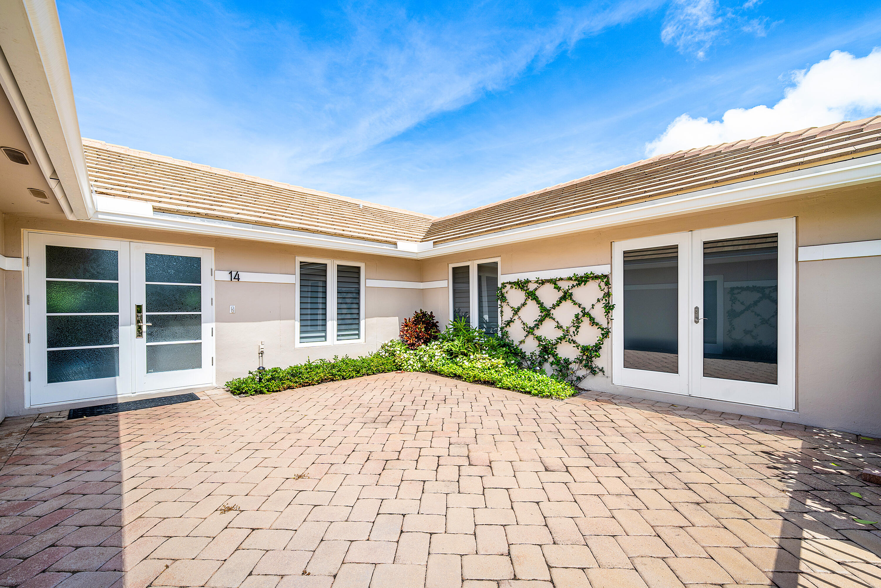 11609 N Lake Drive 14 Garden