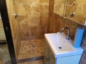 CROISSANT PARK - Residential Lease