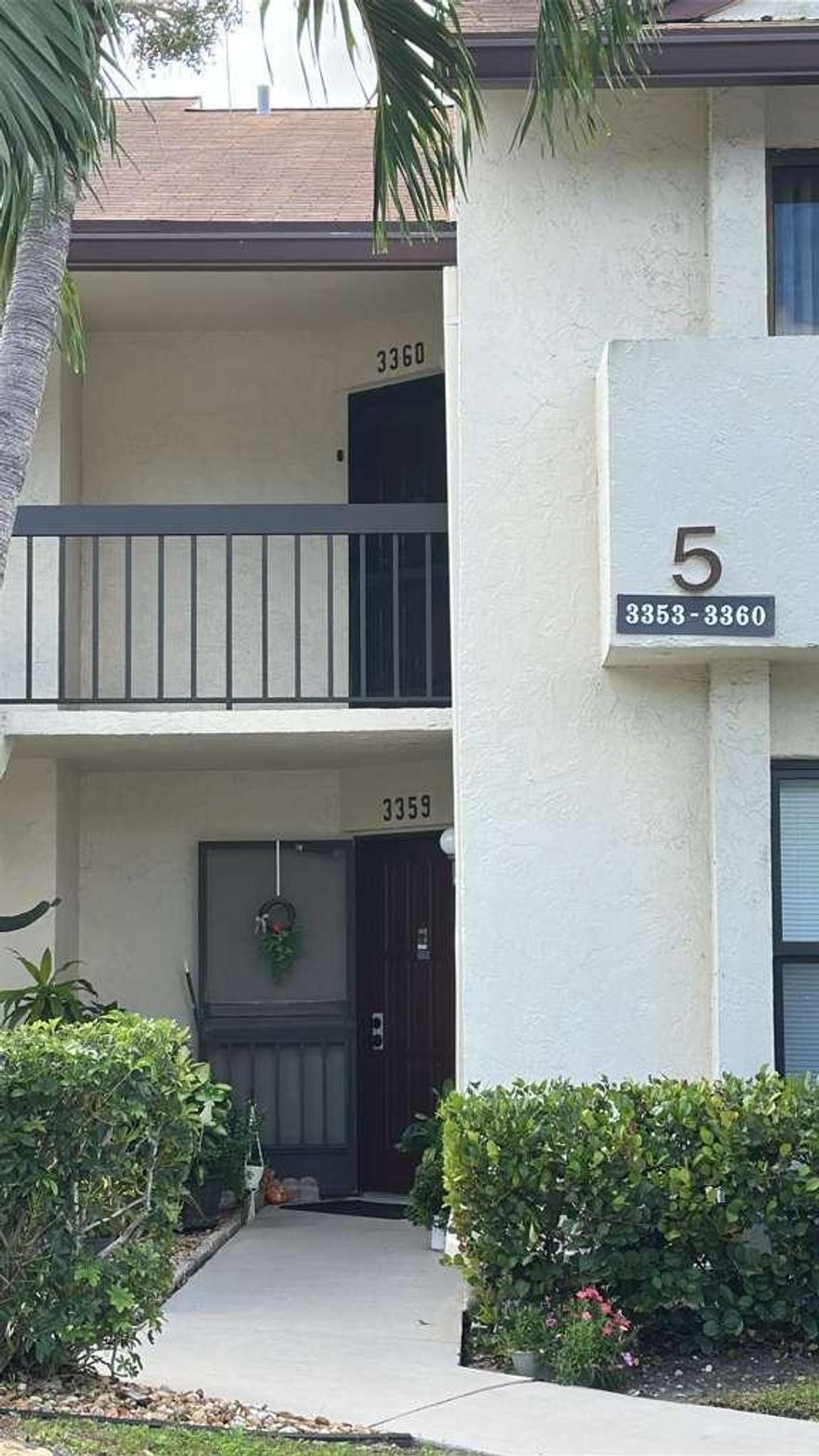 Beautiful condo located in the heart of Greenacres, fully furnished. Rental available annually or for 6 months. Conveniently situated near major roads and shopping centers.
