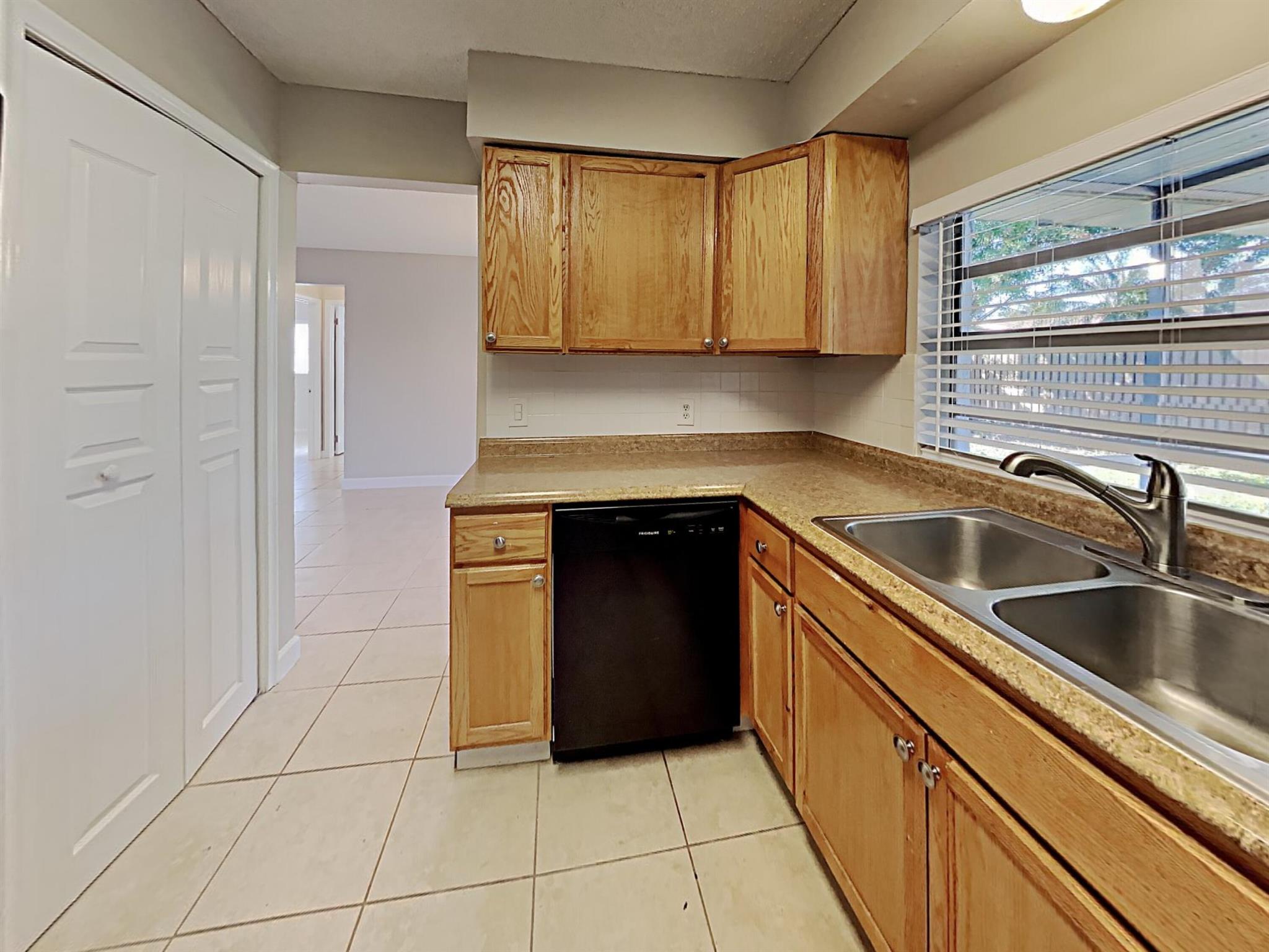 SUNRISE GOLF VILLAGE SEC - Residential Lease