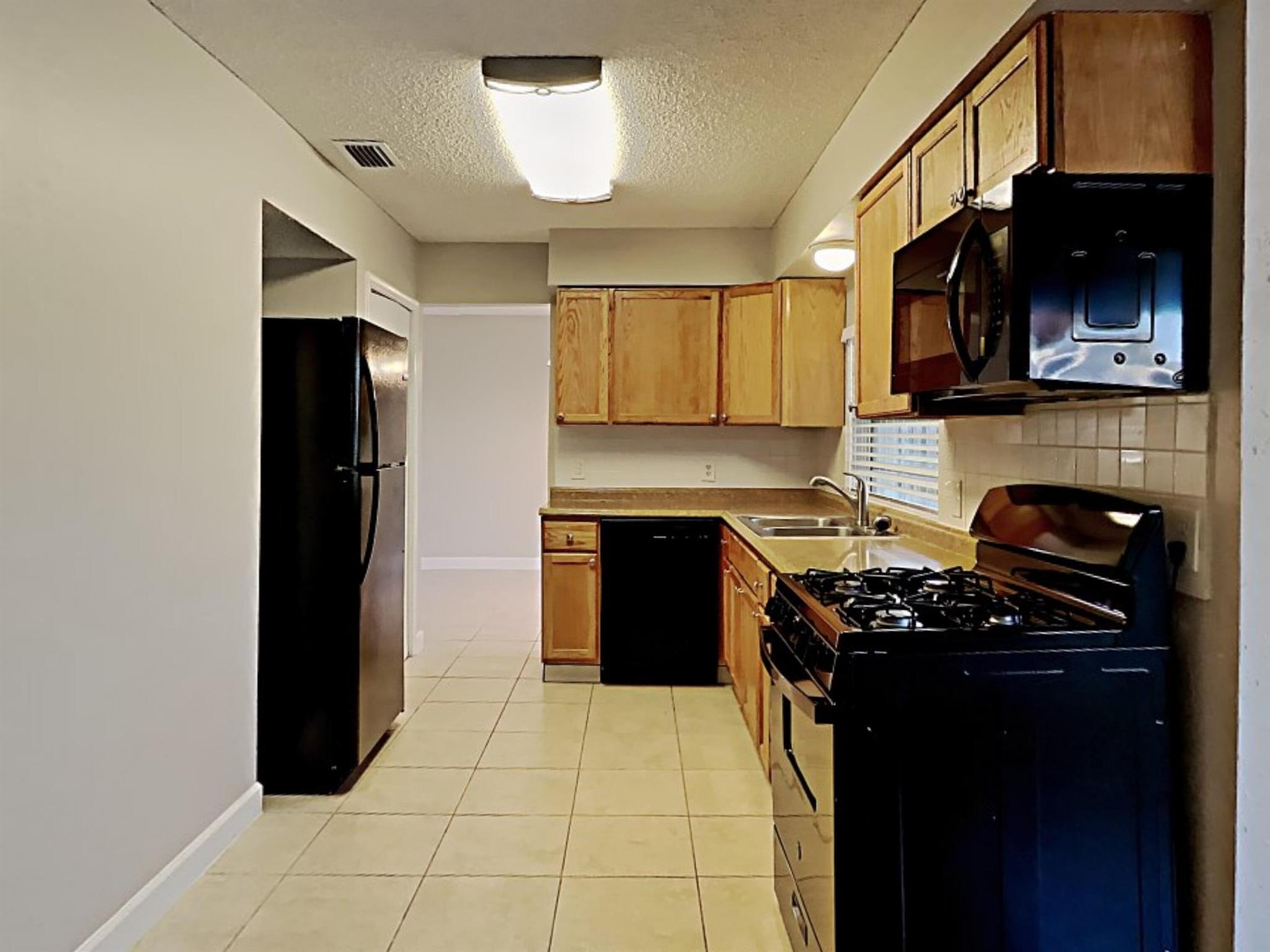 SUNRISE GOLF VILLAGE SEC - Residential Lease