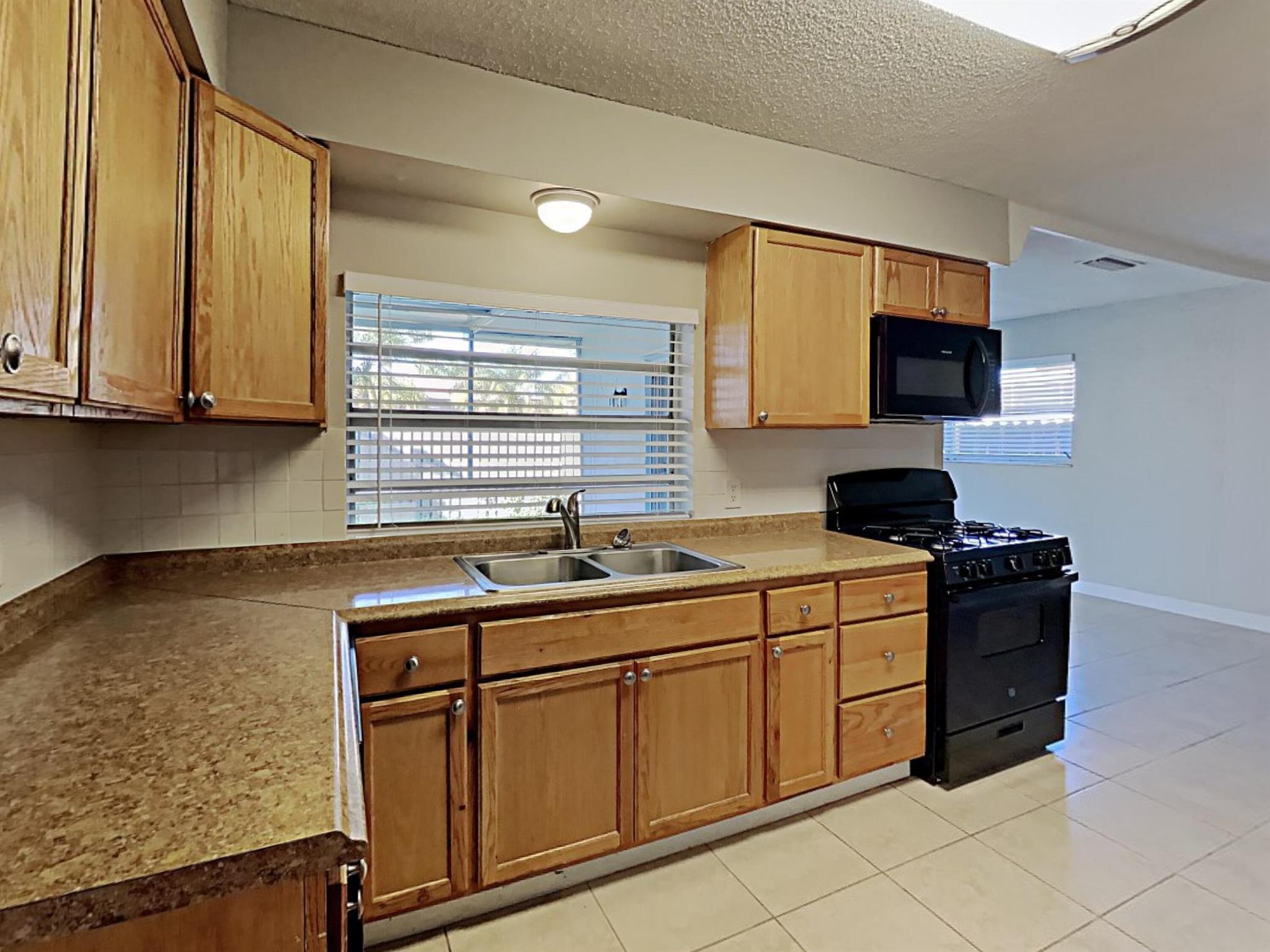 SUNRISE GOLF VILLAGE SEC - Residential Lease