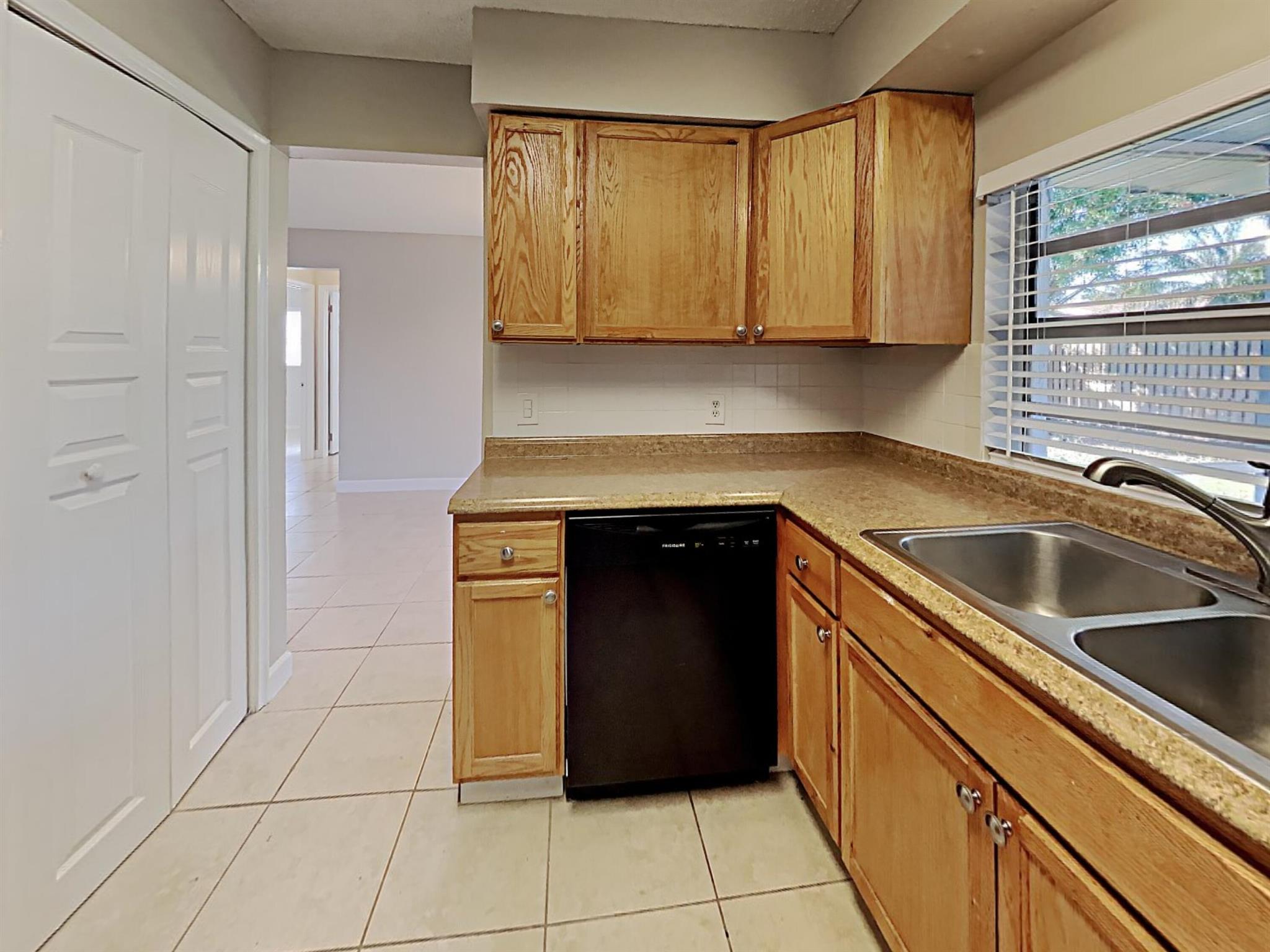 SUNRISE GOLF VILLAGE SEC - Residential Lease