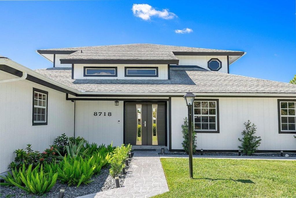 Photo of 8718 150 Th Court N, Palm Beach Gardens, FL 33418 (MLS # R10921986)