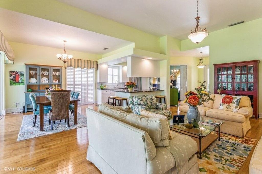 Photo of 170 Euphrates Circle, Palm Beach Gardens, FL 33410 (MLS # B26032463)