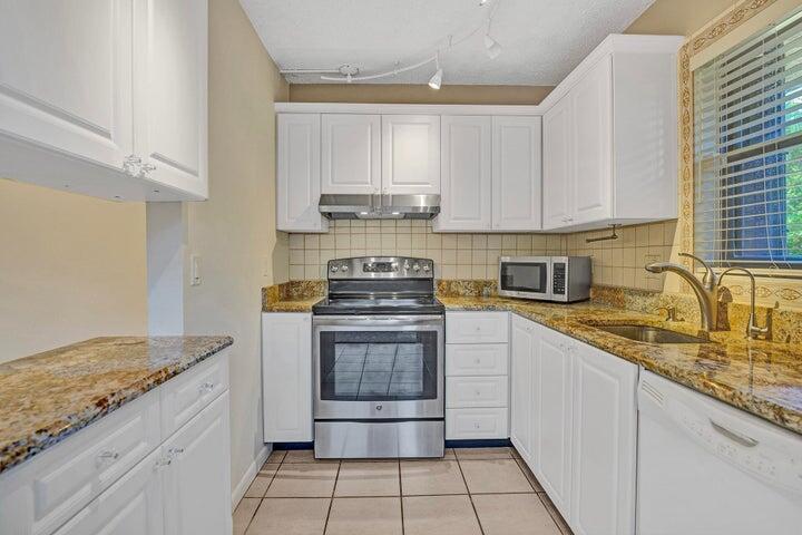 DELRAY OAKS CONDO - Residential Lease