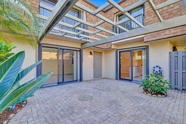 DELRAY OAKS CONDO - Residential Lease