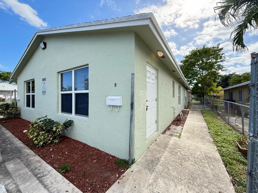 3 bedrooms, 1 bathroom, in unit washer/dryer, Completely renovated brand new interior, wide open floor plan, brand new kitchen w/ white shaker cabinets, plank tile wood-look flooring, new bathroom, private entry, easy and fast application process w/ immediate move in upon approval.
