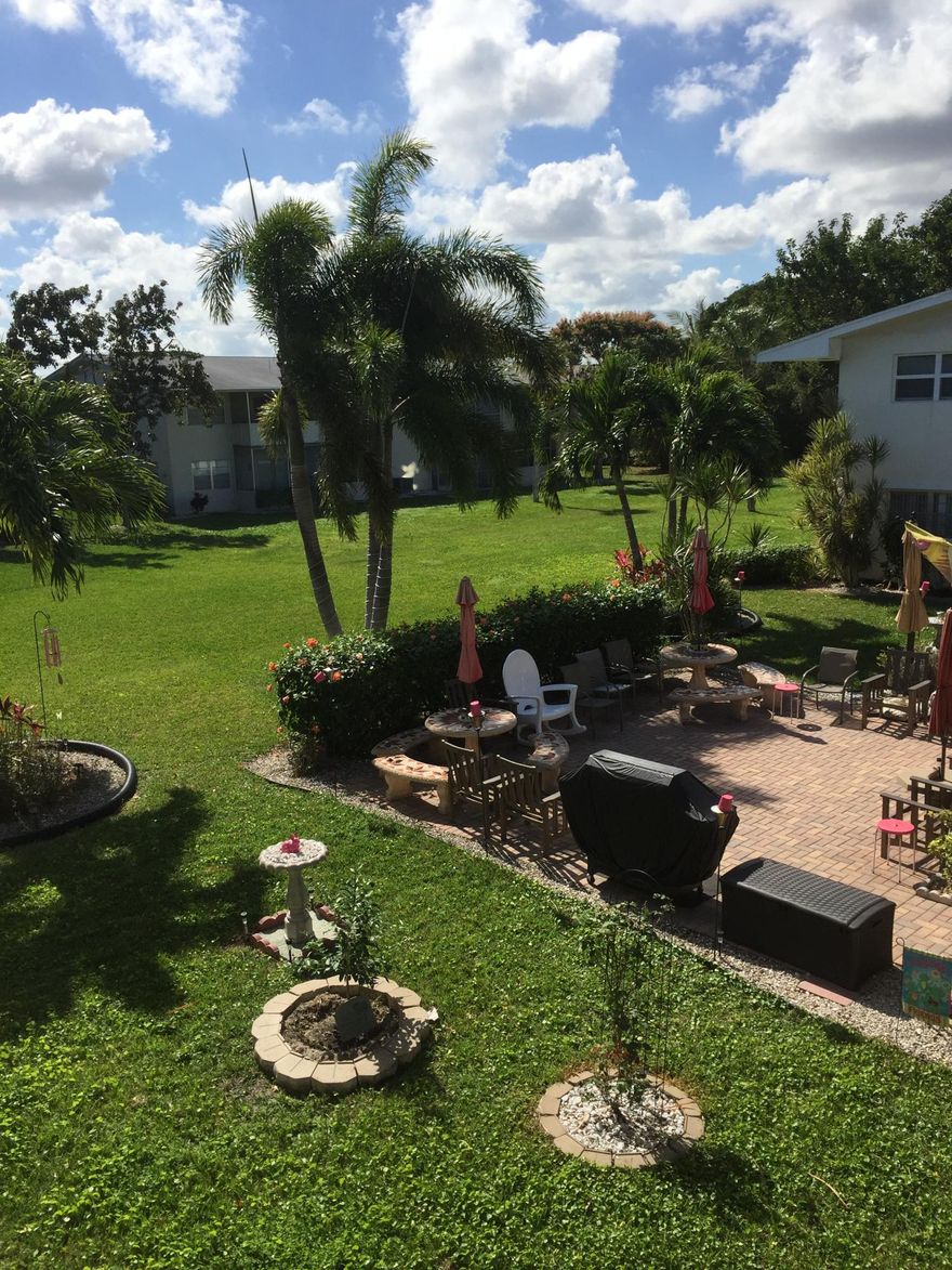 55+ -Corner Unit 1/1.5 -Bright and Airy. Desirable Location & Bldg.