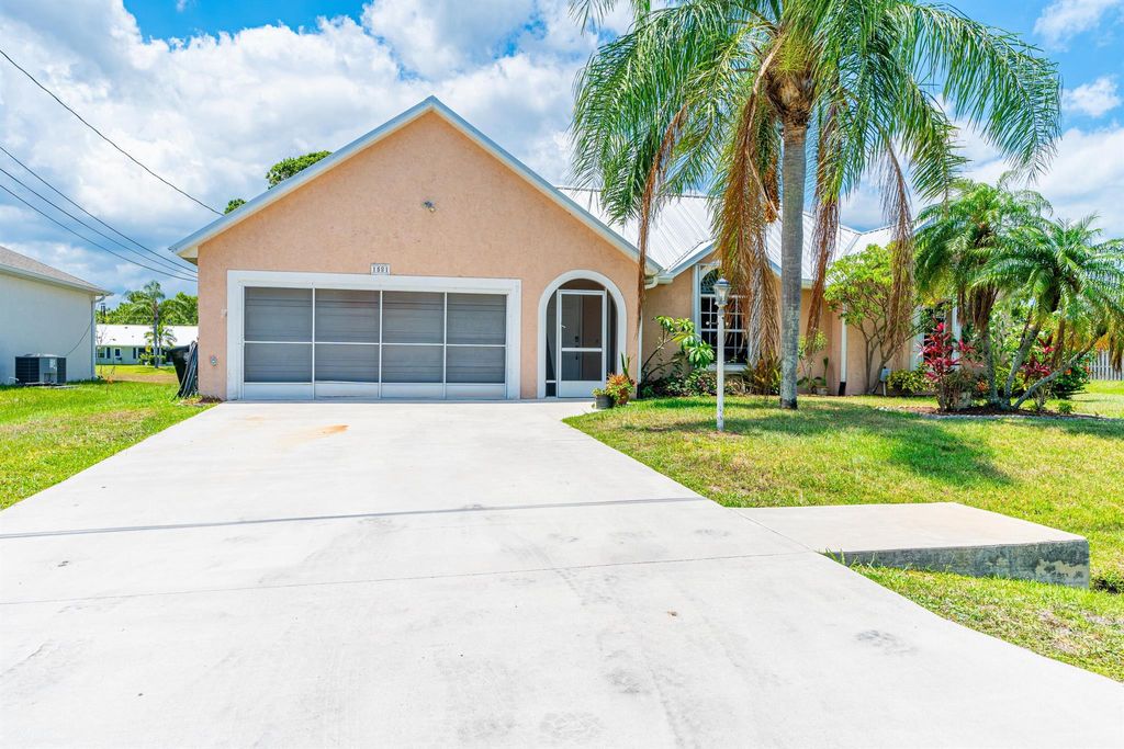 Photo of 1581 SE Dome Circle, Port Saint Lucie, FL 34952 (MLS # R10994504)