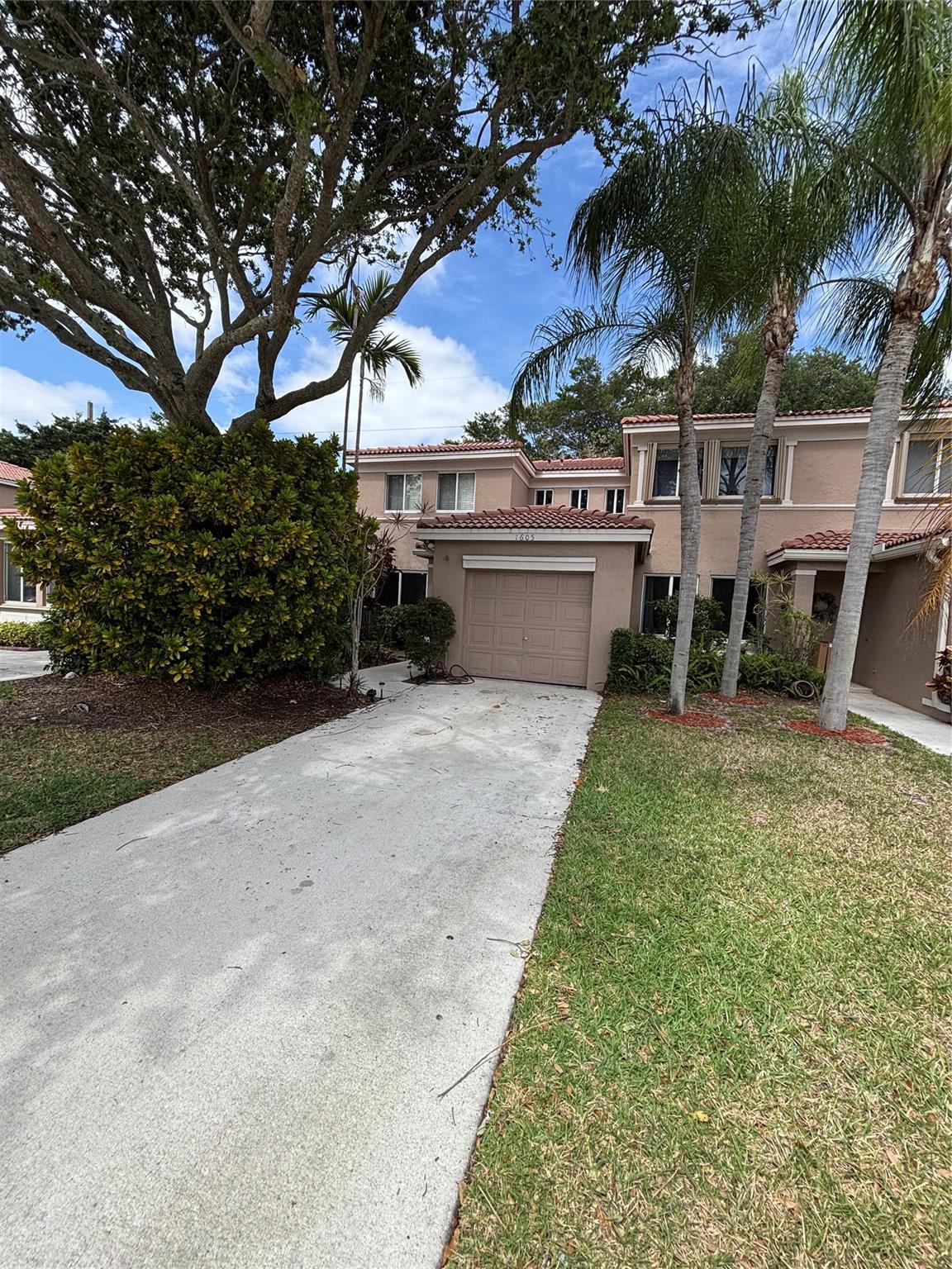 1605 W Harmony Lake Cir 1605