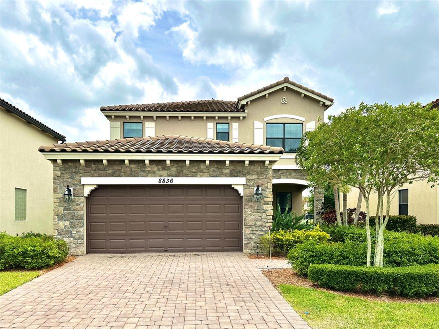 Vinyl and Tile Flooring, high ceiling with lake view. Fabulous 5 bedrooms, 3 full bathrooms, lake view home, in a gated community is close to Wellington and quick access to Florida's Turnpike. Great school zone. 
Amazing 5 bedroom, 3 bathroom house in Wellington.