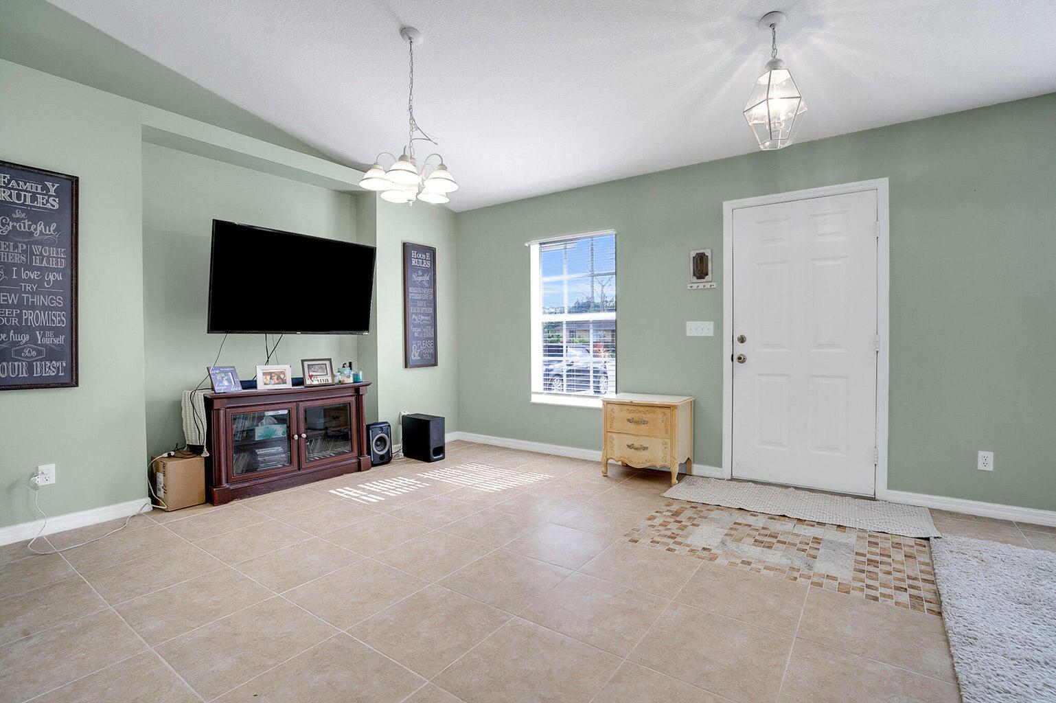 PORT ST LUCIE SECTION 25 - Residential Lease