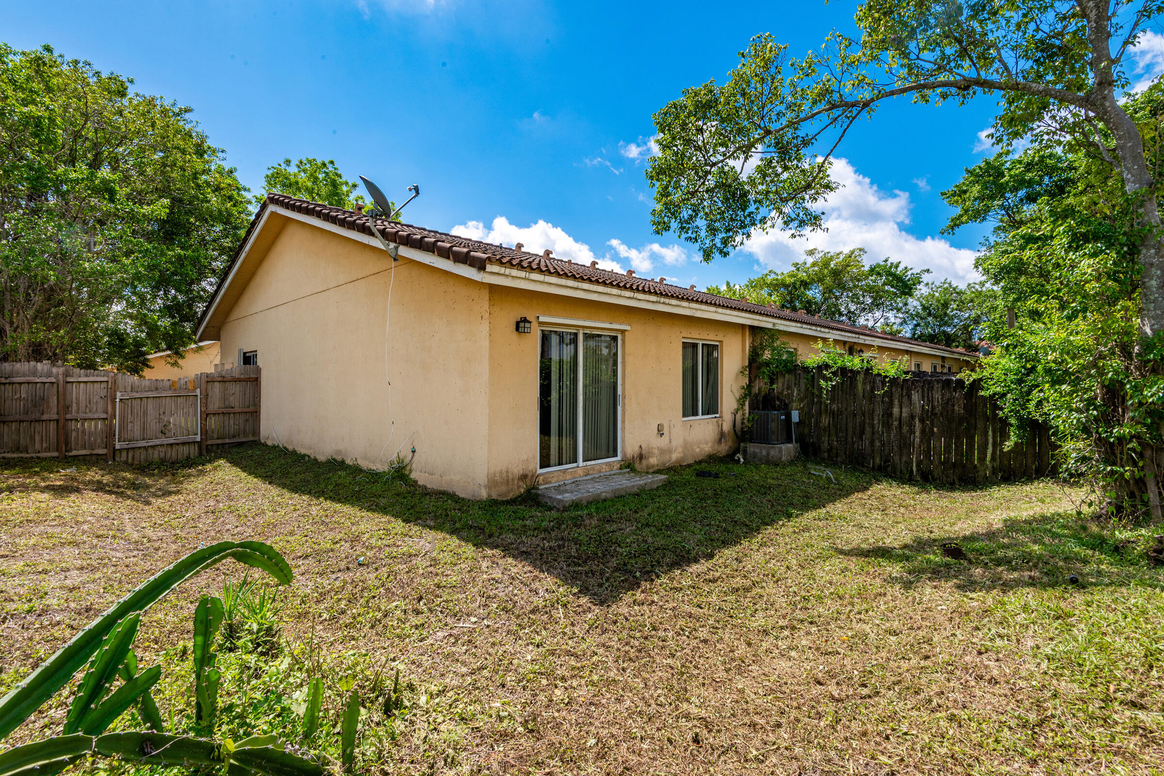 HOLLYWOOD RIDGE FARMS 2-16 MISC - Residential Lease