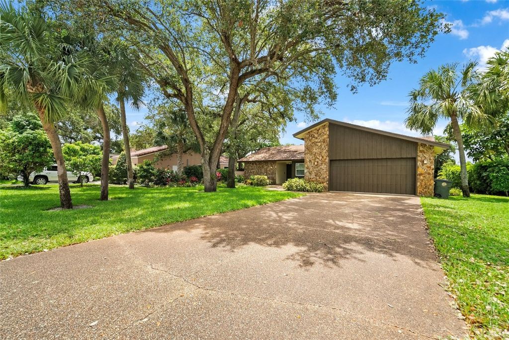 Photo of 1260 NW 8th Street, Boca Raton, FL 33486 (MLS # F10506784)