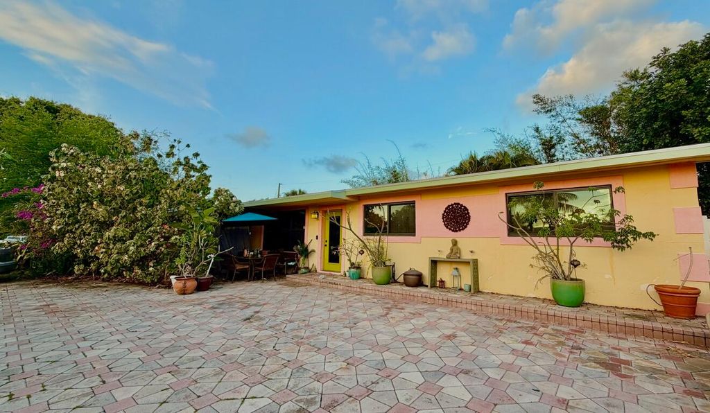 Photo of 112 San Juan Drive, Palm Springs, FL 33461 (MLS # B26010525)