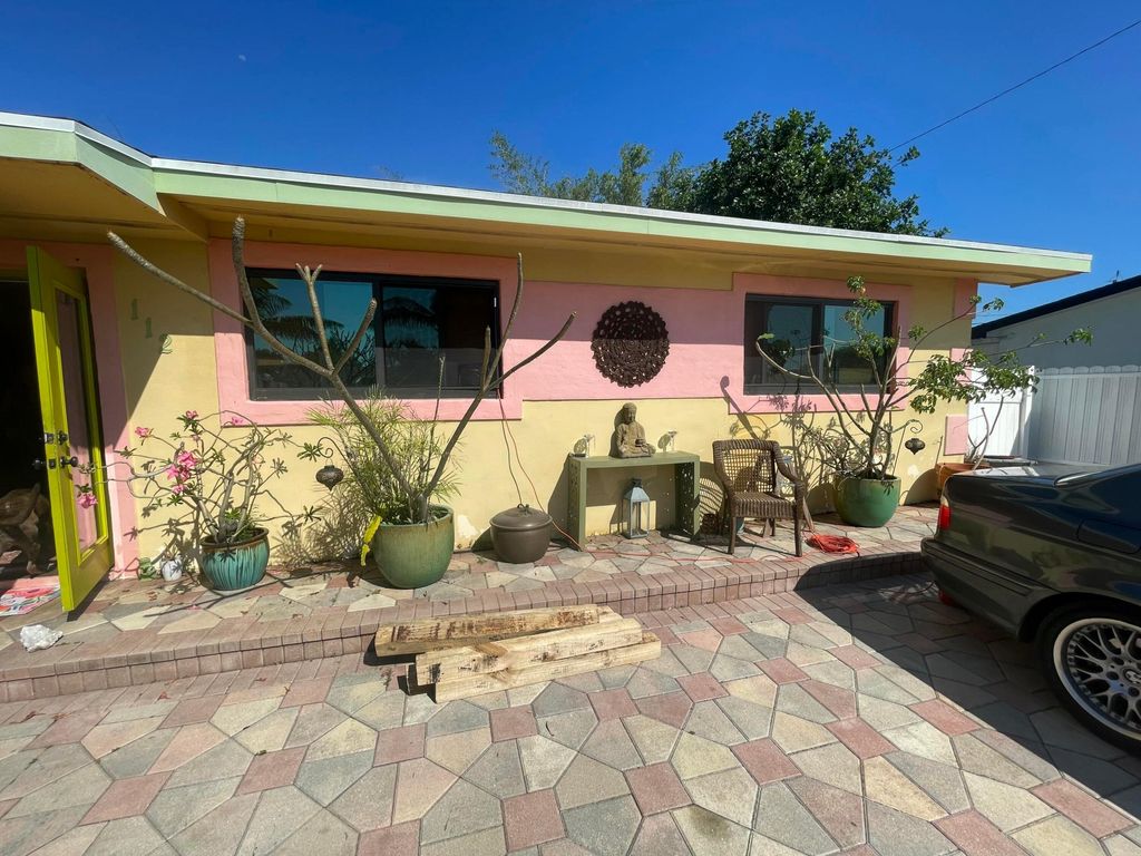 Photo of 112 San Juan Drive, Palm Springs, FL 33461 (MLS # B26010525)